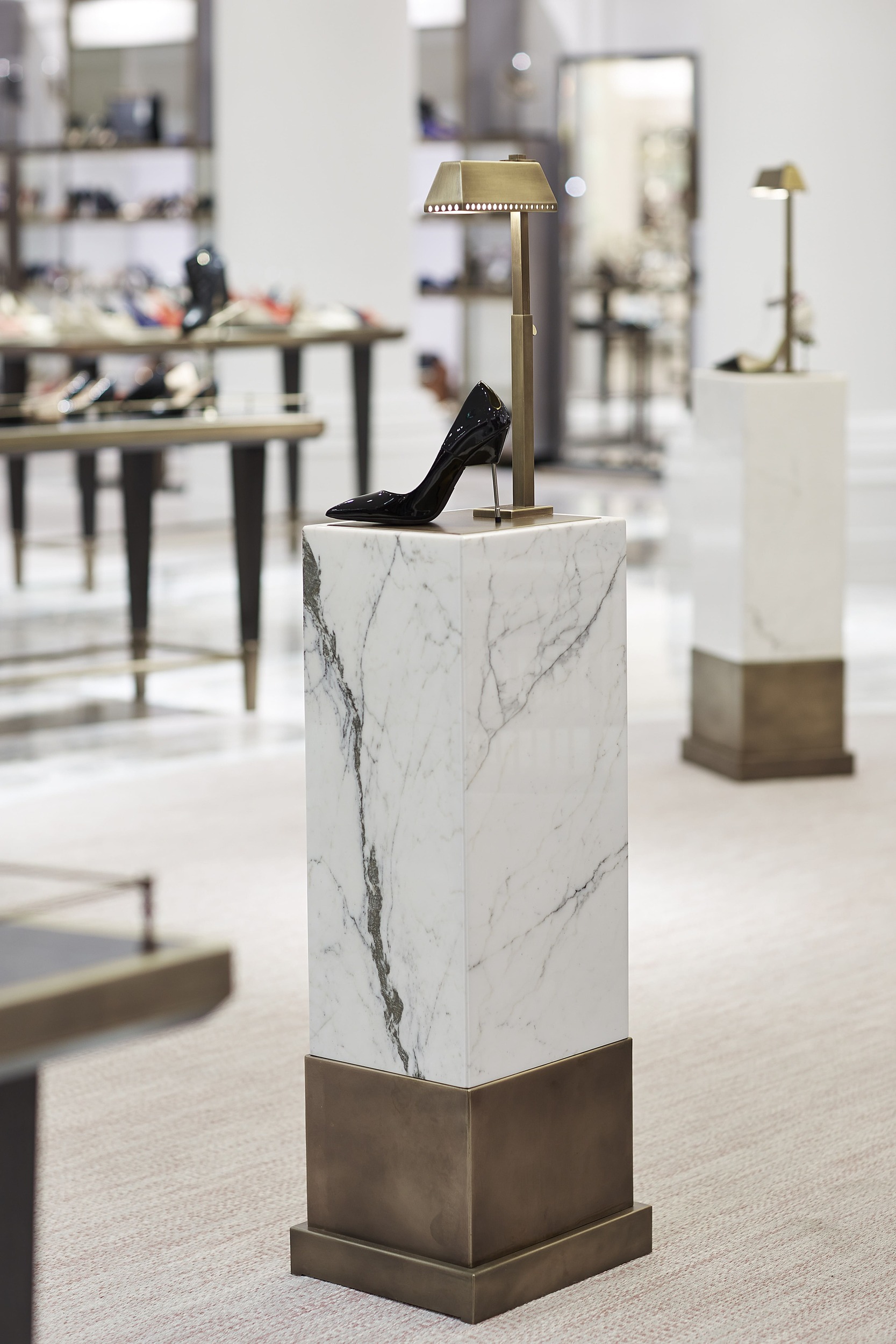 Illustrious marble shoe plinth display with lamp